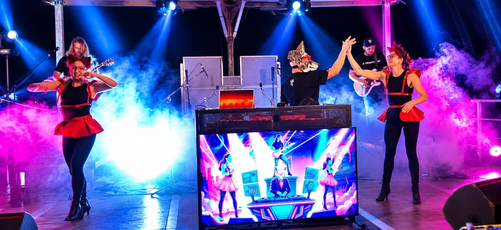 Jakkals Vibes™ dancers on stage during a live set